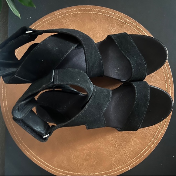 UGG Ileana Black Tan Wedge Shoes Modern Casual - Picture 7 of 9